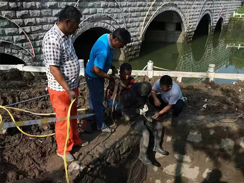 潜水员下井打捞-下水道疏通,潜水作业,清洗,化粪池,污水池,工业废污环保处置,
