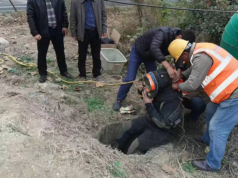 潜水员下井打捞