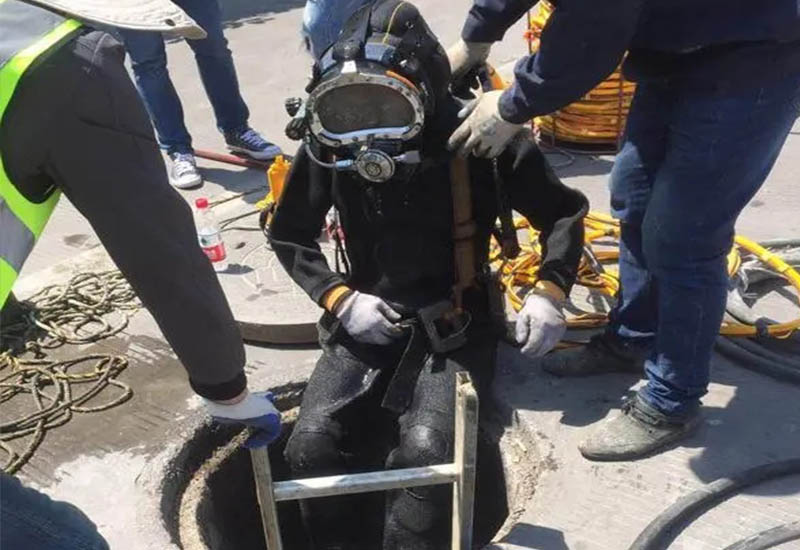 潜水员下井清理管道