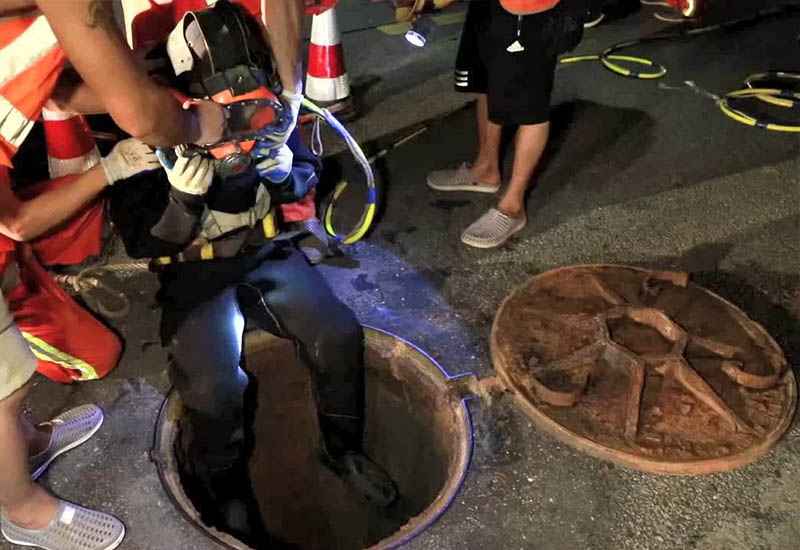 潜水员下井清理管道