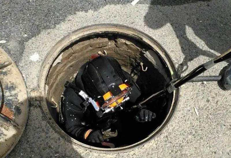 潜水员下井清理管道